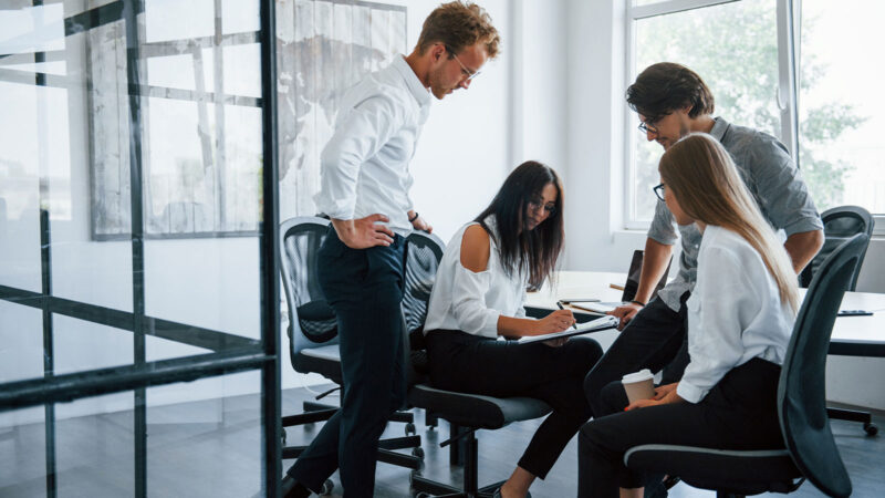 Agence développement solutions digitales équipe dans un bureau en pleine réunion