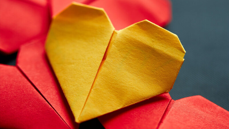 Valeurs Edifitek : Coeurs en papier jaune et rouge