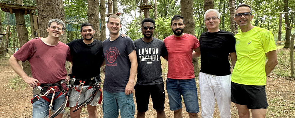 Equipe d'hommes souriants dans une forêt