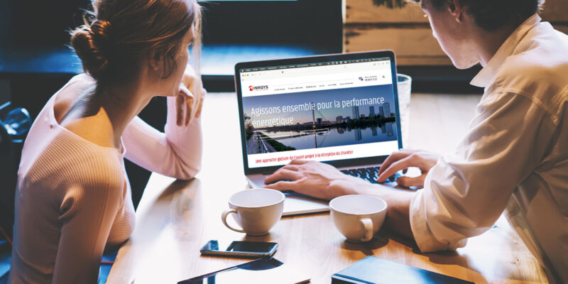 Personnes assis devant un bureau, en plain travail devant un ordinateur