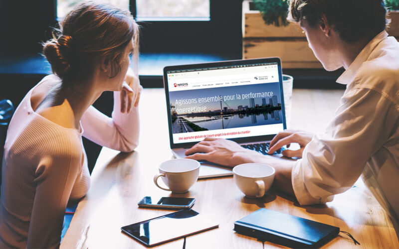 Personnes assis devant un bureau, en plain travail devant un ordinateur