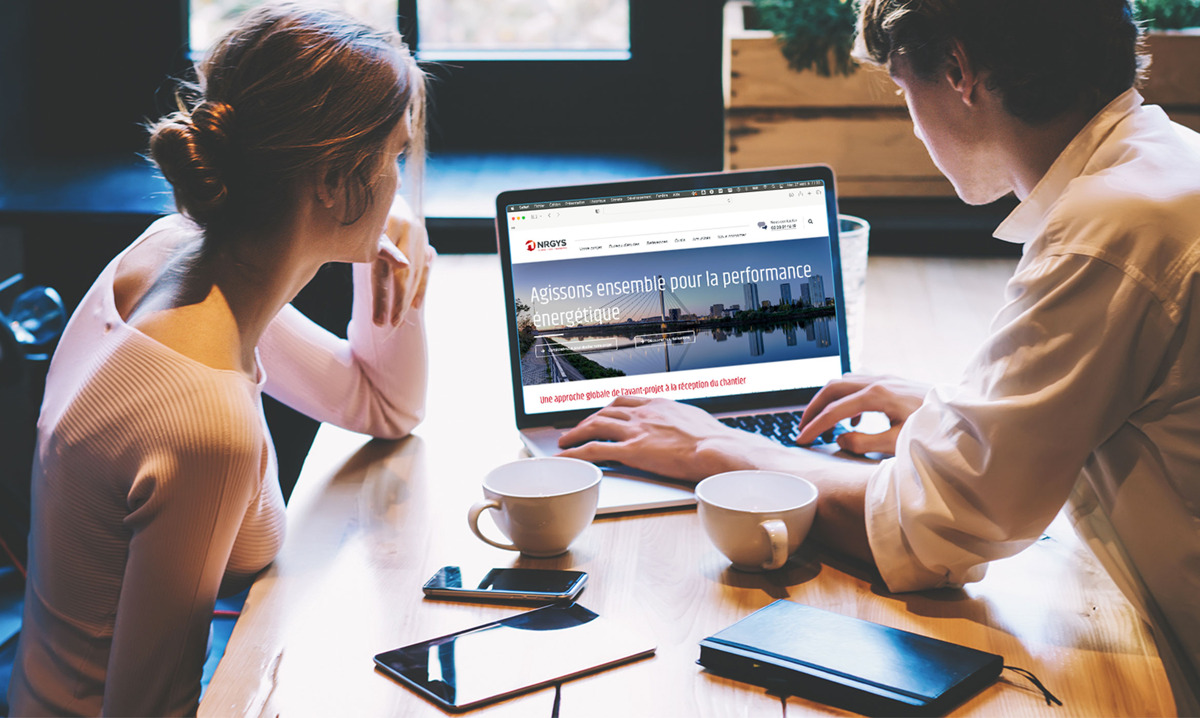 Personnes assis devant un bureau, en plain travail devant un ordinateur