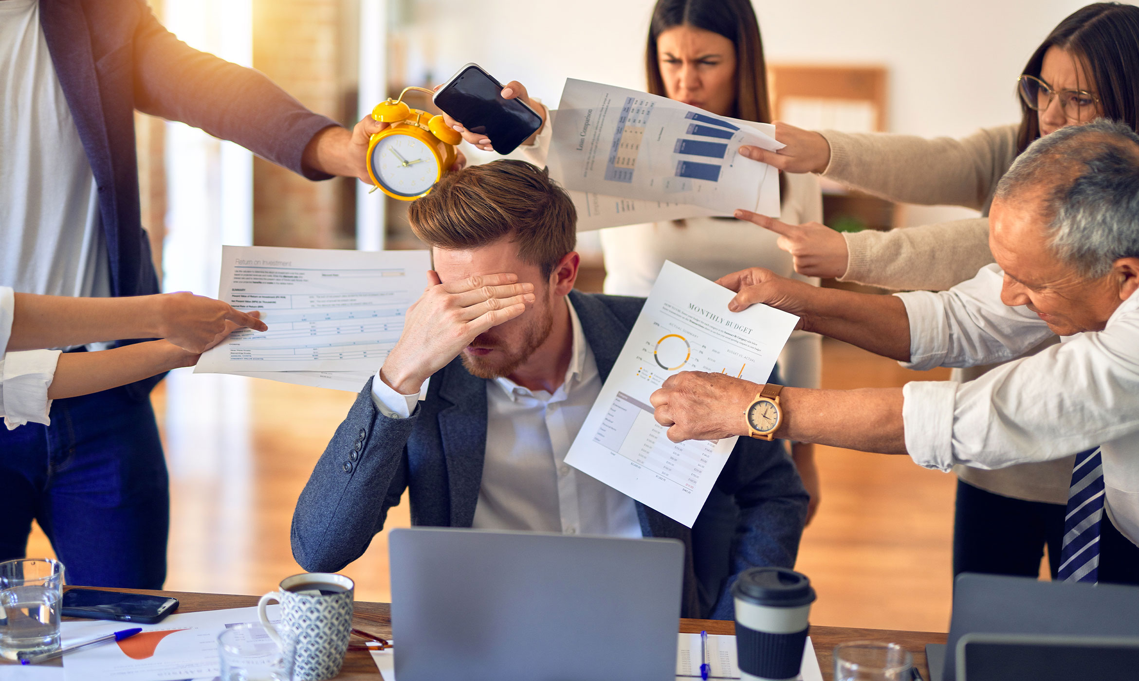 Homme débordée de tâches quotidiennes avec groupe autour de lui, burn out